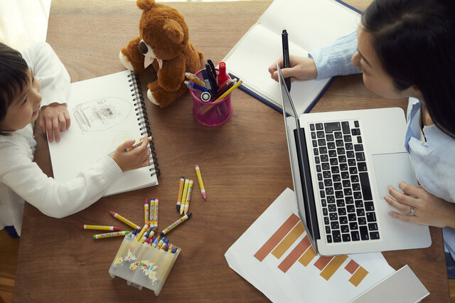 子供と勉強している画像
