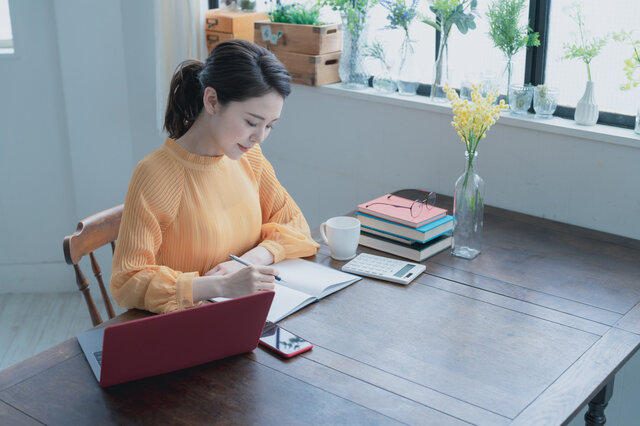 女性が勉強中の画像